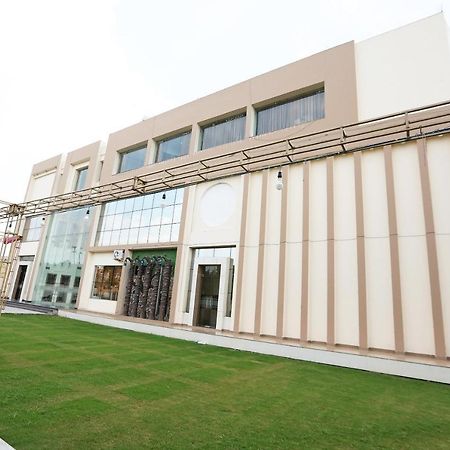 Отель Oyo 48501 Dayal Regency Hapur Экстерьер фото