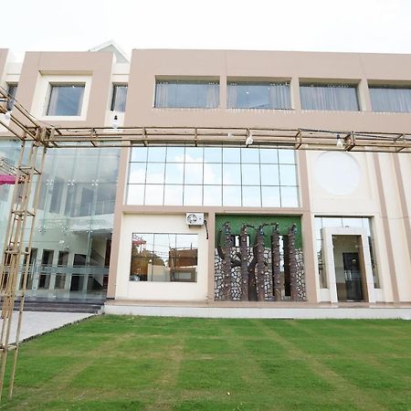 Отель Oyo 48501 Dayal Regency Hapur Экстерьер фото